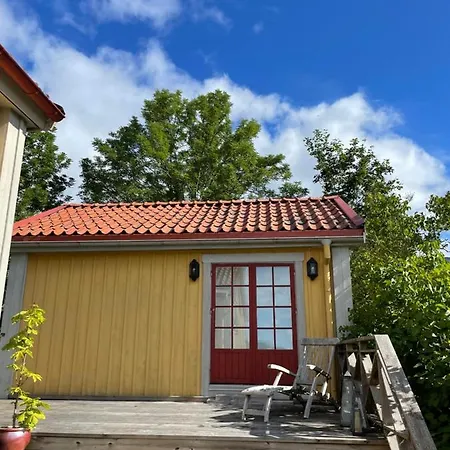 Gaesthus Med Utsikt Oever Drottningholms Slott Exterior photo