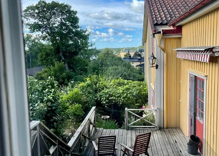 Gaesthus Med Utsikt Oever Drottningholms Slott
