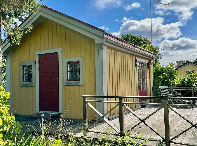 Gaesthus Med Utsikt Oever Drottningholms Slott