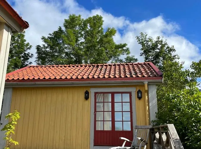 Gaesthus Med Utsikt Oever Drottningholms Slott