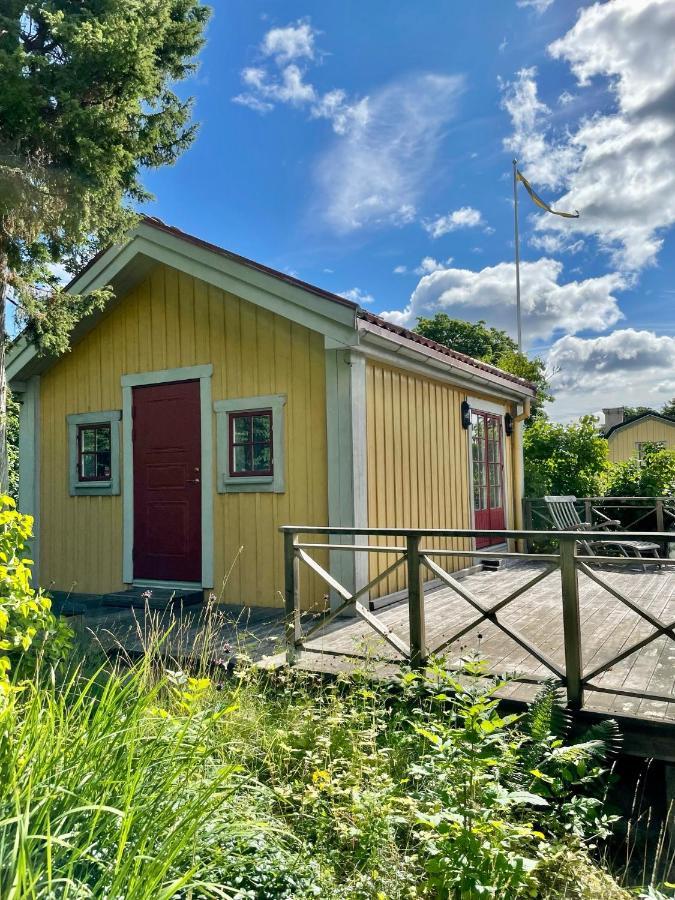 Gaesthus Med Utsikt Oever Drottningholms Slott 度假居 *