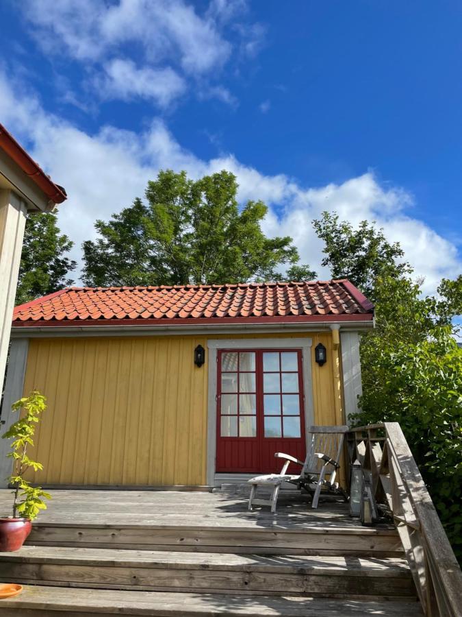 Gaesthus Med Utsikt Oever Drottningholms Slott 度假居