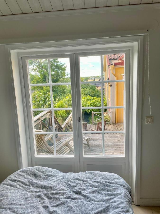 Gaesthus Med Utsikt Oever Drottningholms Slott 度假居